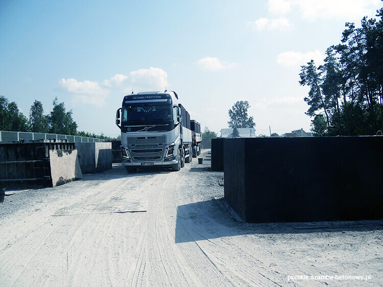 Transport szamb betonowych  w Pieniężnie